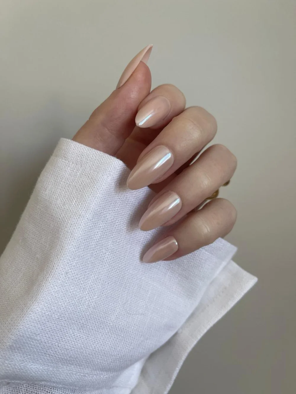 Ongles nude nacrés, photo partagée par une cliente