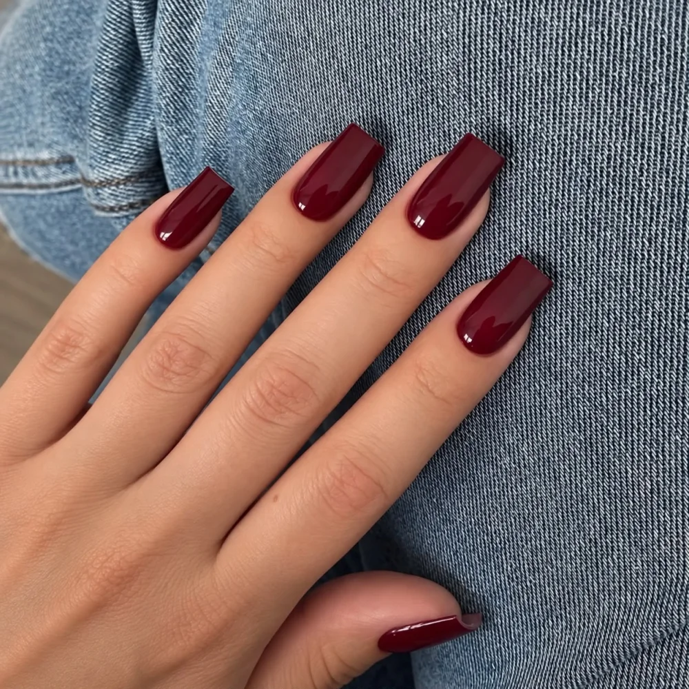 Ongles bordeaux sur denim, photo choisie par Kim