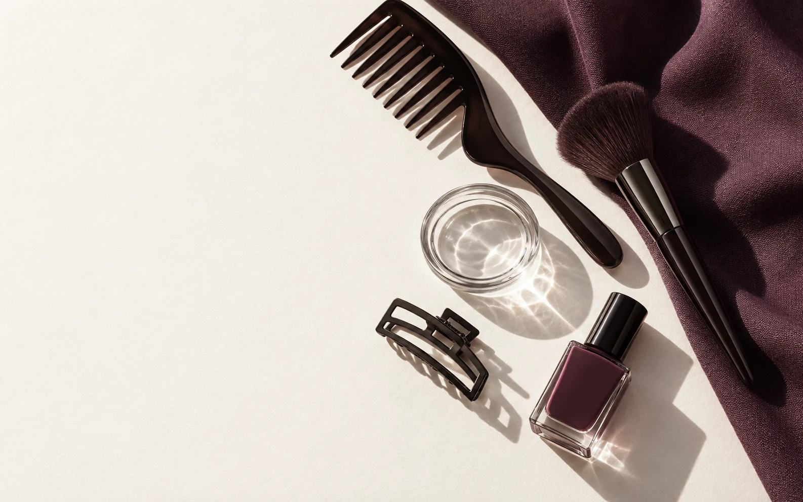 Outils de beauté sur une surface claire
